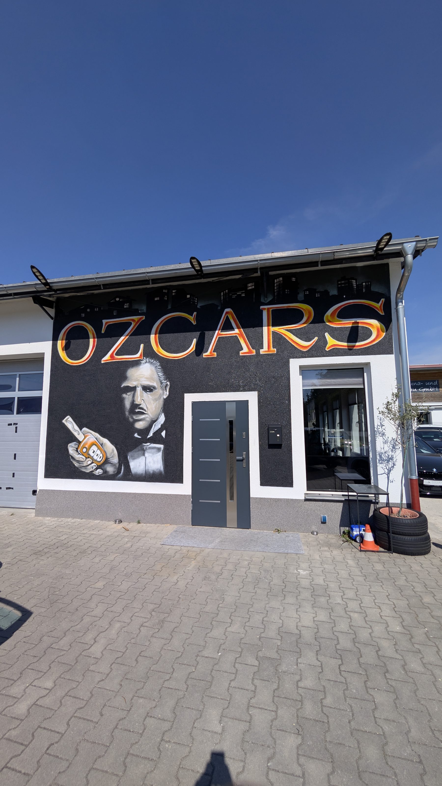 Die OZCARS-Fassade in Edling – handgemaltes Mural mit OZCARS-Schriftzug