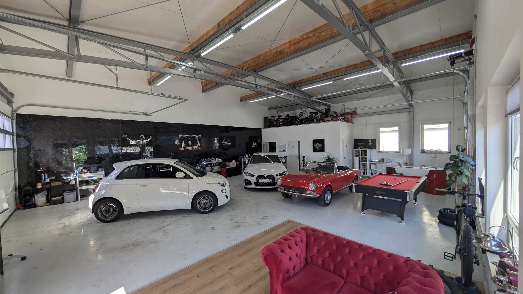 Der OZCARS Showroom im Chiemgau – Halle mit Klassikern und Youngtimern